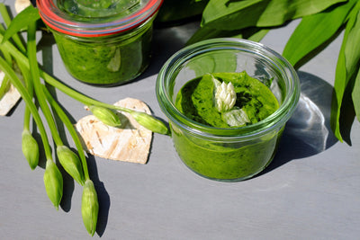 Pesto valkosipulien kukkavarsista eli skeipeistä